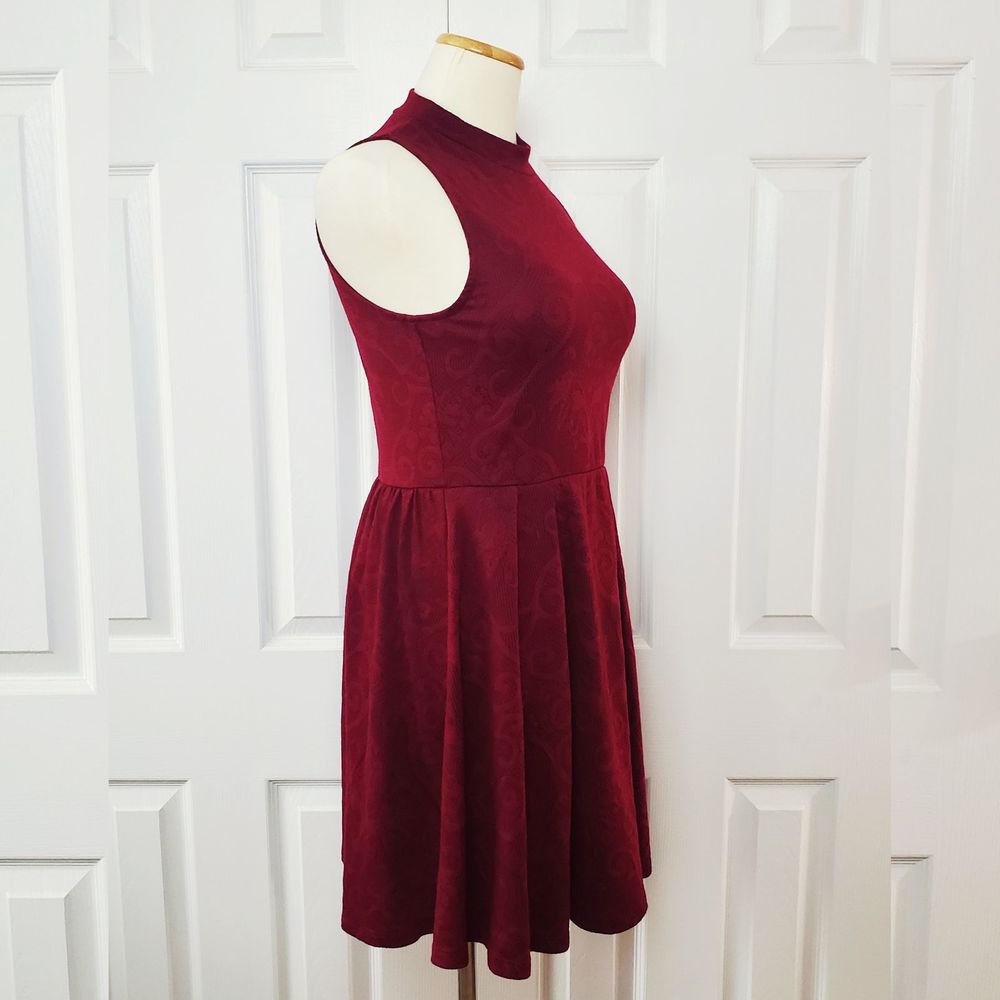 Everly Mock Neck Sleeveless Dress - Picture 2 of 4